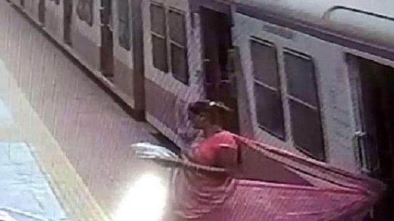 Duh! Seorang Penumpang Kereta di India (Kembali) Terseret Rangkaian Kereta