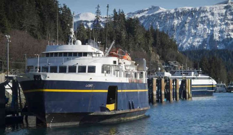 Terombang-Ambing Selama Tujuh Jam, Penumpang Kapal Ferry ini Tidak Bisa Gunakan Toilet!