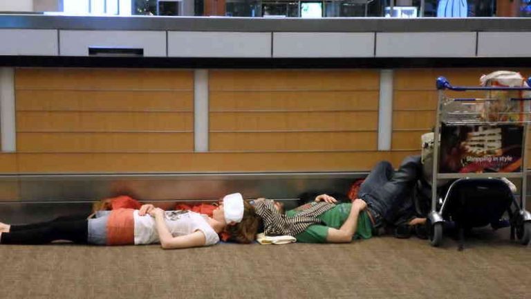 Terpaksa Tidur di Bandara? 6 Tips Ini Bisa Anda Coba!