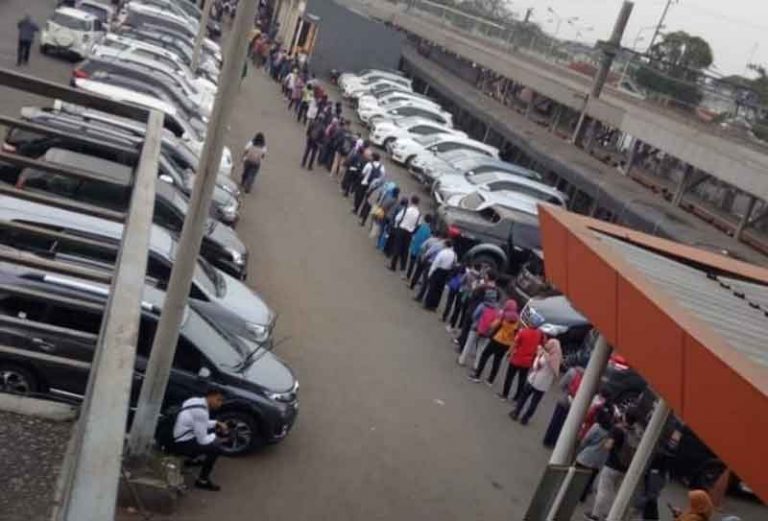 Kembali Sementara ke Tiket Manual, Antrean Mengular di Stasiun KRL Jabodetabek