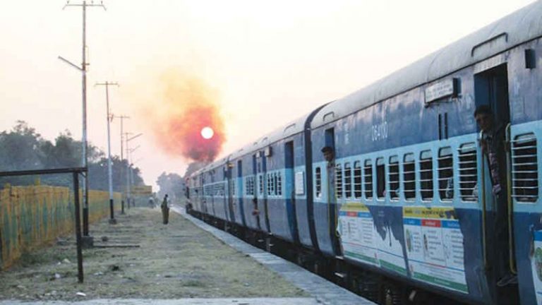 Indian Railways Berdayakan Panel Surya Sebagai ‘Supplier’ Kelistrikan di Rangkaian Kereta