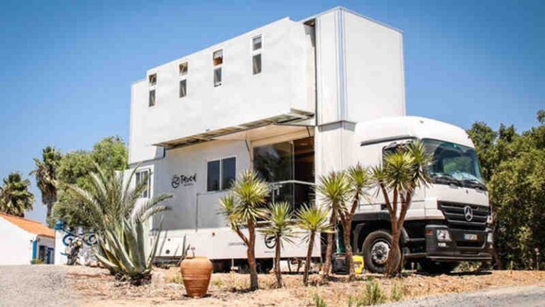 “The Truck Surf Hotel,” Van Bernuansa Surfing yang Tawarkan Jaringan Pertemanan Baru
