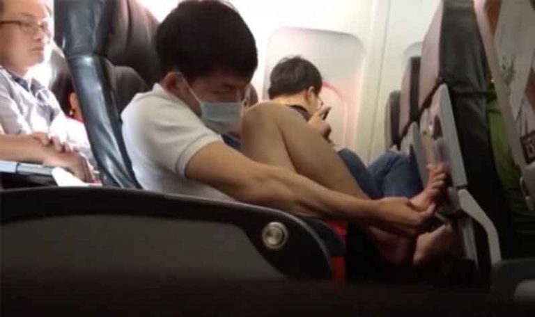 Viral! Video Pria Gunting Kuku Kaki di Kabin Pesawat