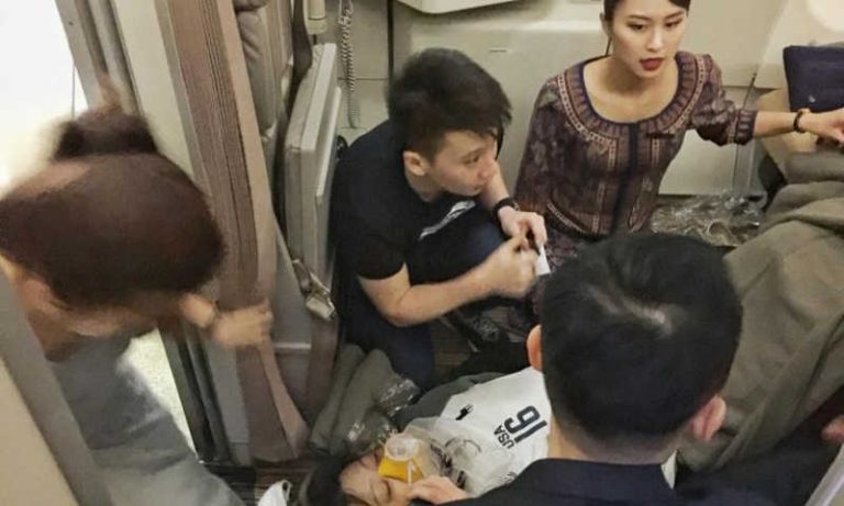 Sepasang Petugas Medis Beraksi Selamatkan Nyawa Penumpang di Kabin Singapore Airlines