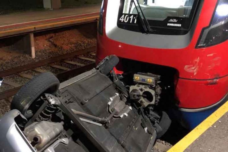 Teror di Stasiun Adelaide, Dua Pria Dorong Mobil ke Lintasan Kereta