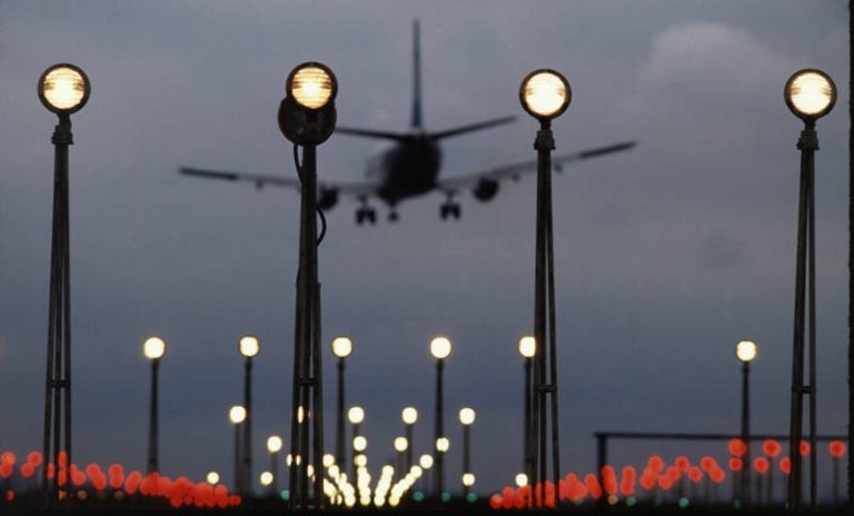 Jam Malam di Landasan Pacu: Kisah Bandara Internasional yang ‘Terpaksa Tidur’ di Malam Hari