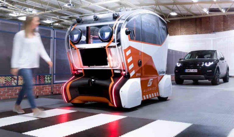Jamin Keselamatan Pejalan Kaki, Jaguar Land Rover Uji Sensor Indikator di Moda Otonom