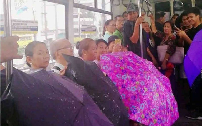 Penumpang MRT Filipina ‘Kehujanan’ di Dalam Gerbong! Lho, Kok Bisa?