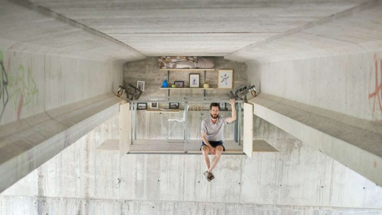 Manfaatkan Kolong Jembatan dan Fungsi Katrol, Pria ini Buat Tempat Singgah Pribadinya Sendiri