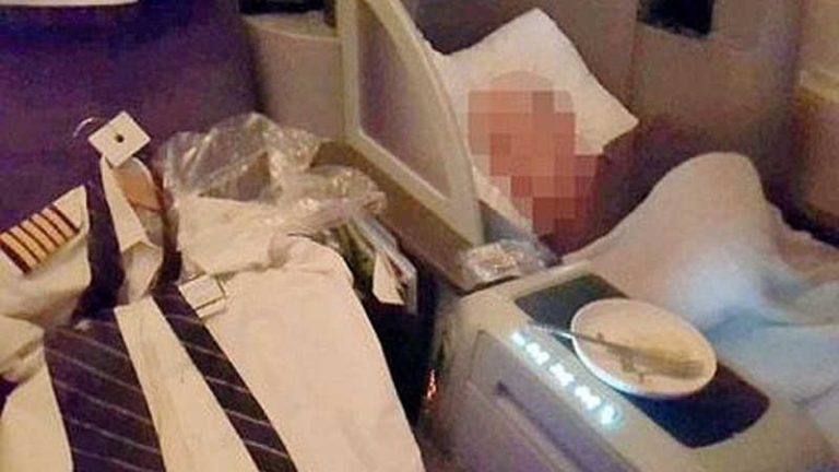 Viral! Pilot United Airlines Tidur di First Class dengan Seragam Ditanggalkan