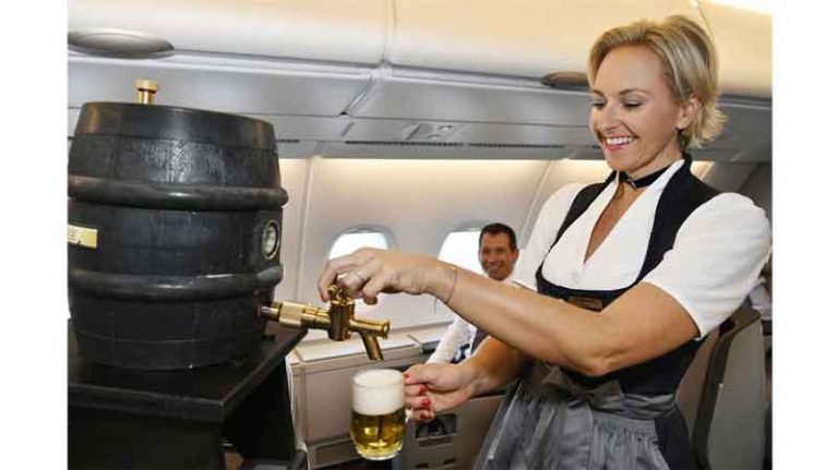 Sambut Oktoberfest, Lufthansa Hadirkan Tong Bir dalam Penerbangan