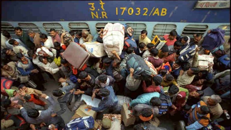 Di India, Para Pengantar Penumpang Masih Diperbolehkan Masuk ke Peron Lho!