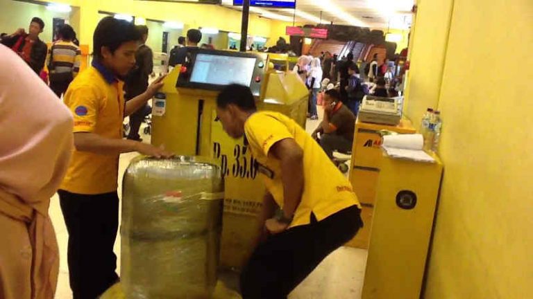 Luggage Wrapping di Bandara, Seberapa Besarkah Perannya Untuk Melindungi Koper Anda?