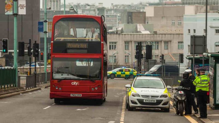 “Operation Top Deck,” Pantau Para Pengemudi yang Gunakan Ponsel dari Bus Tingkat