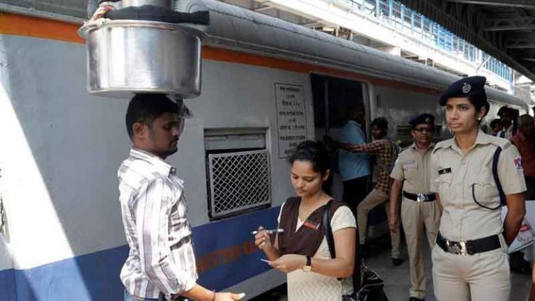 Dari Mulai Petugas Sampai Porter di Stasiun Gandhi Nagar, Semuanya Adalah Wanita!