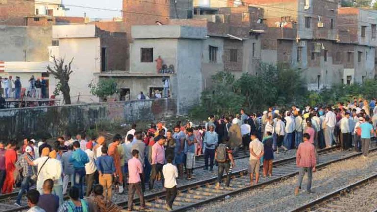 Saat Kembang Api Beraksi, 60 Orang Tewas Tertabrak Kereta Saat Festival Dussehra