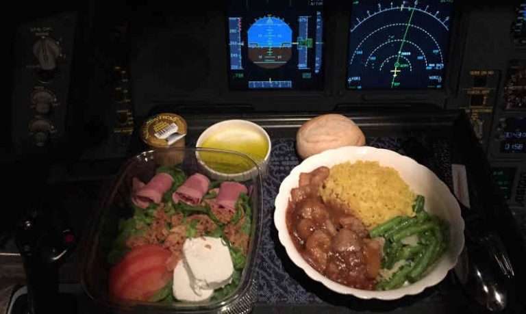 Makanan yang Disantap Pilot dan Penumpang Ternyata Beda, Ini Penjelasannya!