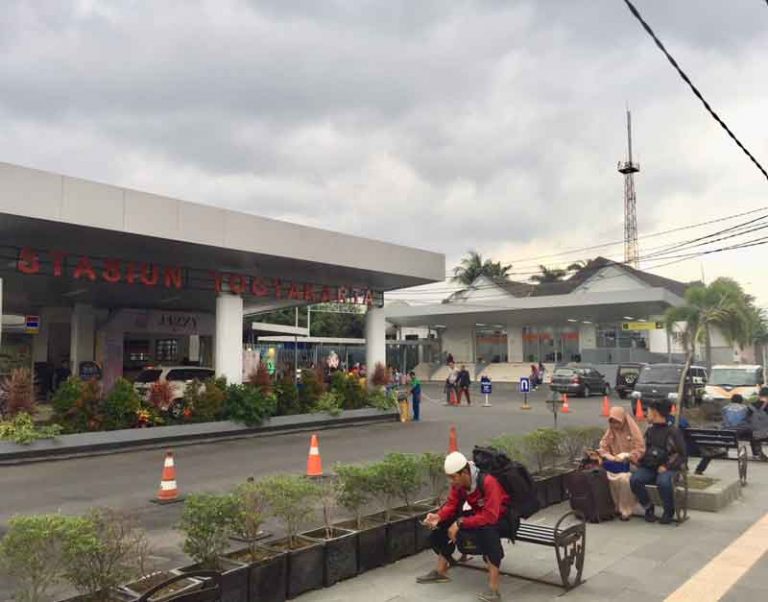 10 Stasiun Kereta Api Paling Ikonik di Indonesia yang Wajib Dikunjungi Turis Asing