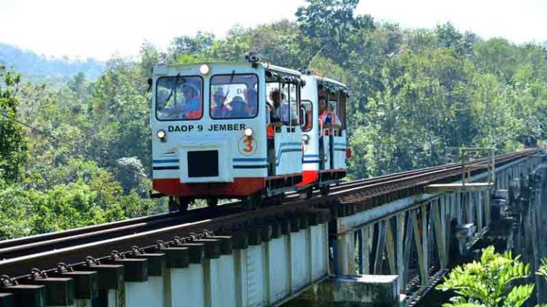 Nikmati Alam Banyuwangi dengan Lori Wisata Kalibaru