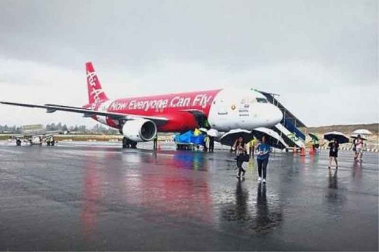 AirAsia Malaysia Terbang Perdana ke Silangit dari Kuala Lumpur Disambut Hujan