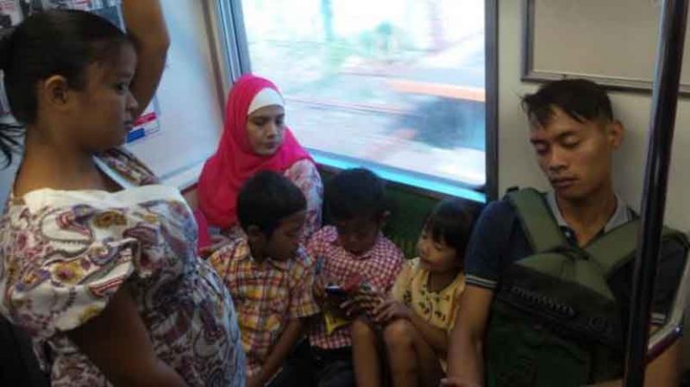 Inilah 10 Perilaku Penumpang yang Mengesalkan di KRL Jabodetabek