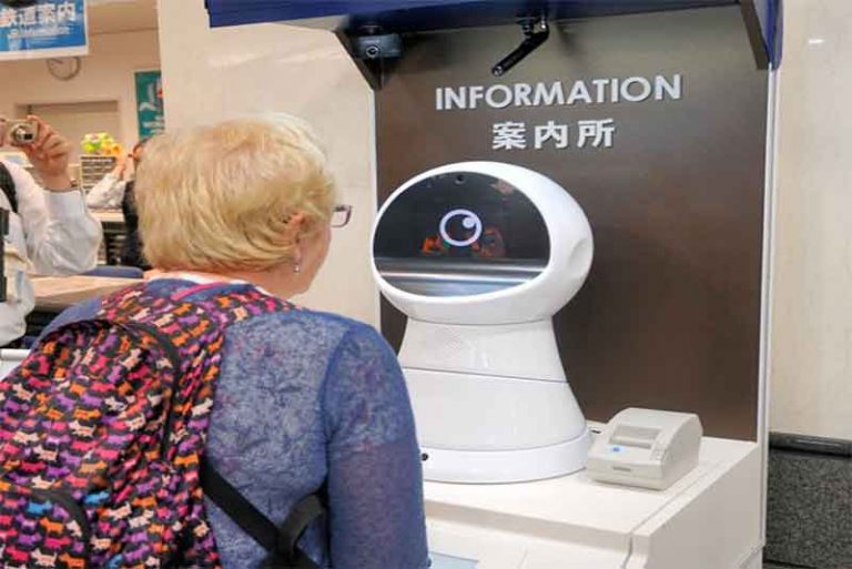 Robot AI Mudahkan Pelancong Asing dan Lokal di Stasiun Osaka
