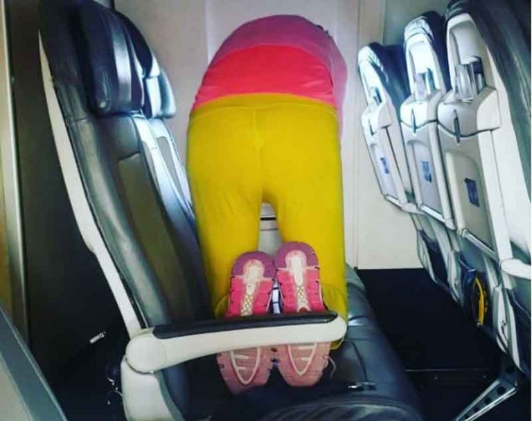 Unik! Penumpang ini Lakukan Yoga Erotis Saat Mengudara dengan United Airlines