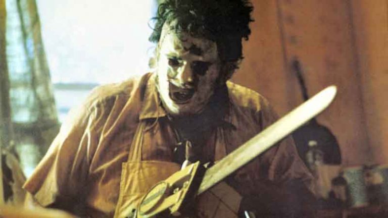 Pria Bergaya “The Texas Chainsaw Massacre” Ancam Penumpang Kereta di San Francisco