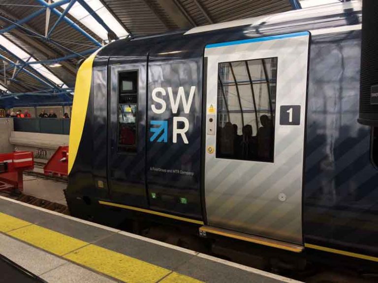 Tak Perlu Repot Bawa Kabel, Penumpang South Western Railway Bisa Nikmati Charger Nirkabel