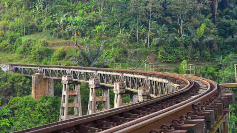 Jembatan Ciherang, Lintasan Melengkung dan Spot Foto Favorit Para Railfans