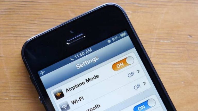 Lupa Nyalakan Airplane Mode, Penumpang Aer Lingus Kena Denda Jutaan Rupiah!