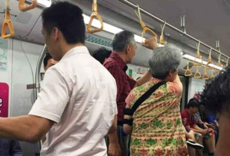 Beberapa Lansia Justru Tak Ingin Duduk di Kereta Komuter, Ini Alasannya!