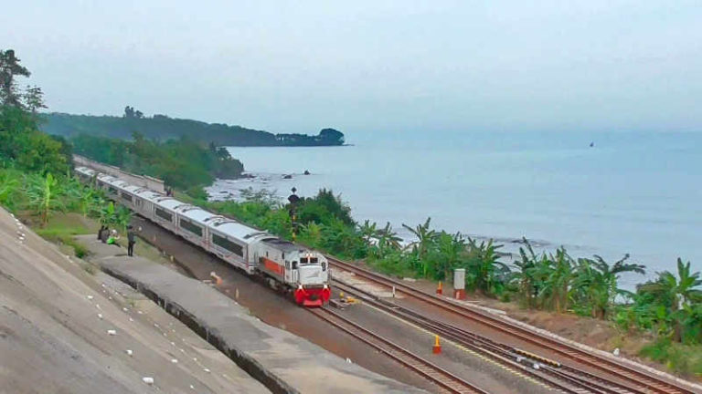 Lebih Enak Mana, Naik Kereta Api Jalur Selatan atau Jalur Utara?