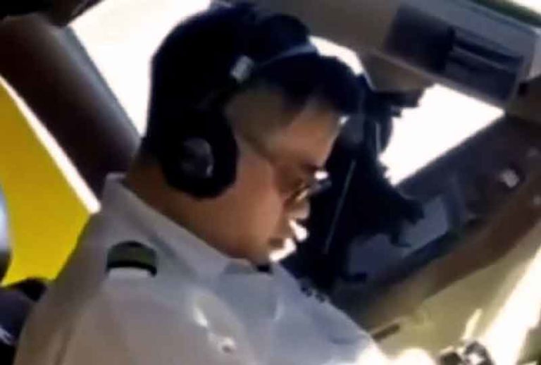 Apakah Pilot Boleh Tidur Selama Pesawat dalam Mode Autopilot?
