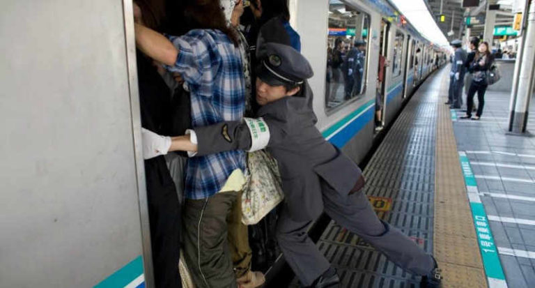 Perkenalkan Oshiya, “Tukang Dorong” Penumpang Kereta Komuter di Jepang