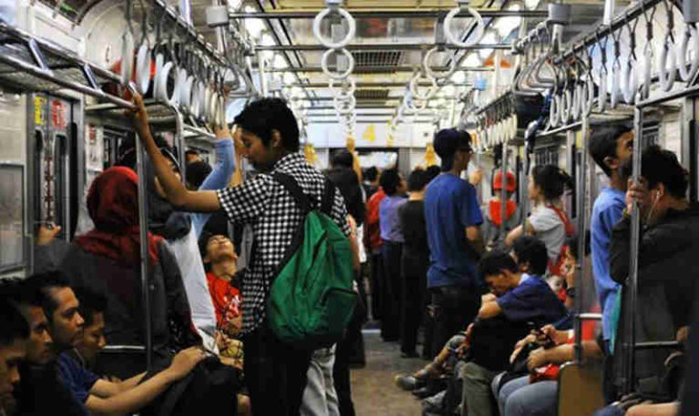 Pria Bule Dikeluarkan dari KRL Setelah Berulang Kali Melepas Masker