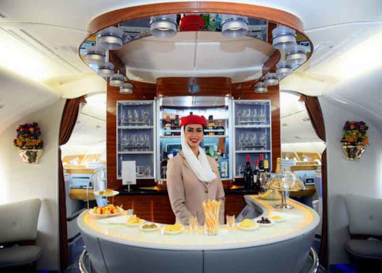 Emirates Hilangkan Pajangan Botol Sampanye Mewah di Bar Pesawat Kelas Satu