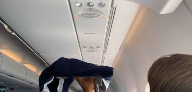 Lagi Enak Duduk, Penumpang Lufthansa Terkena ‘Hujan Lokal’ dari Arah Lampu Baca