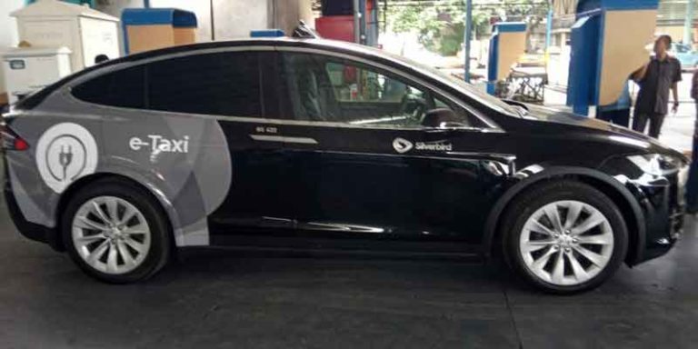 Blue Bird Gunakan Mobil Listrik Tesla untuk Armada Taksi Terbaru