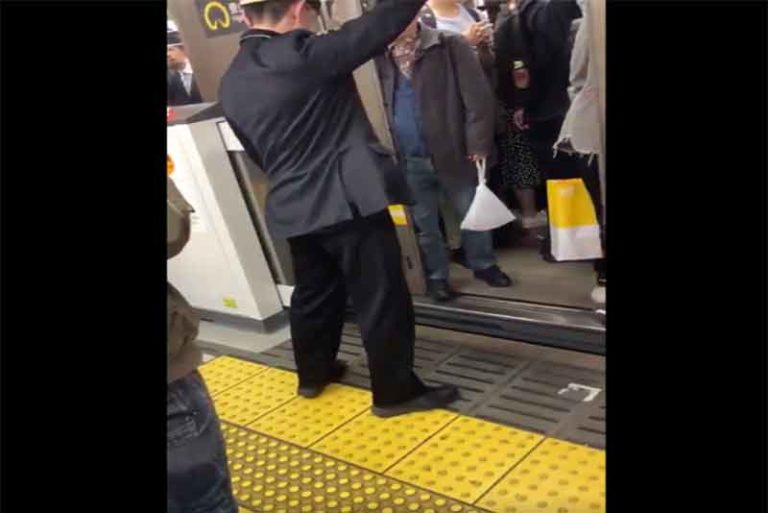 Akibat Iseng di Platform Screen Doors, Kereta Bawah Tanah Jepang Terlambat 1 Menit
