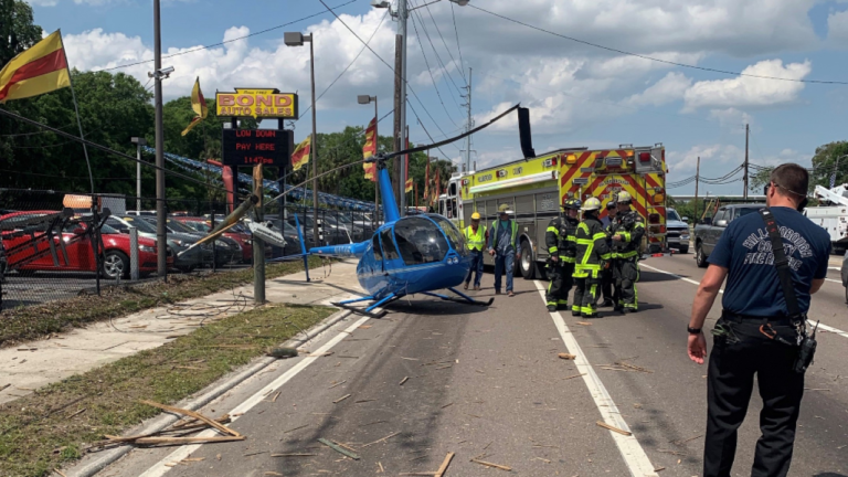 Seorang Penumpang Truk Tewas Terkena Sebilah Rotor Helikopter yang Lepas