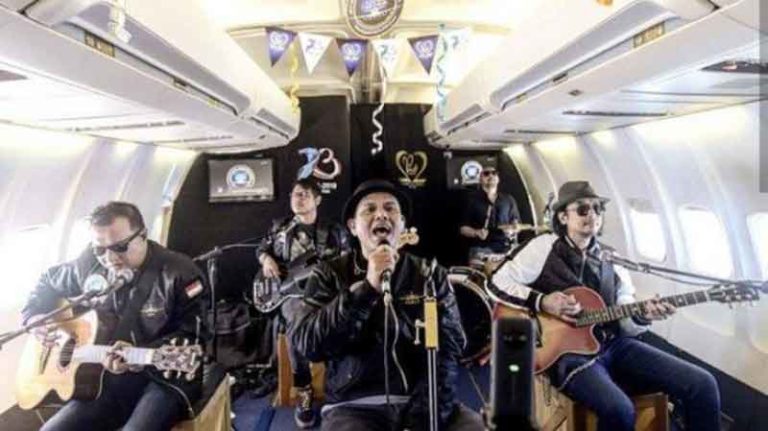 Sama-Sama Suguhkan Live Music di Udara, Ini Bedanya Antara TNI AU dan Garuda Indonesia