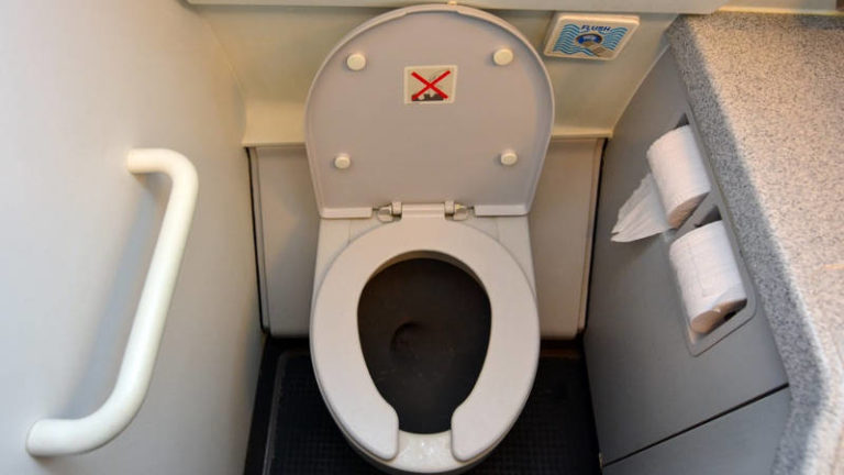 Fisikawan dari Utah Berhasil Minimalisir ‘Gemuruh’ Toilet Pesawat Hingga 50 Persen!