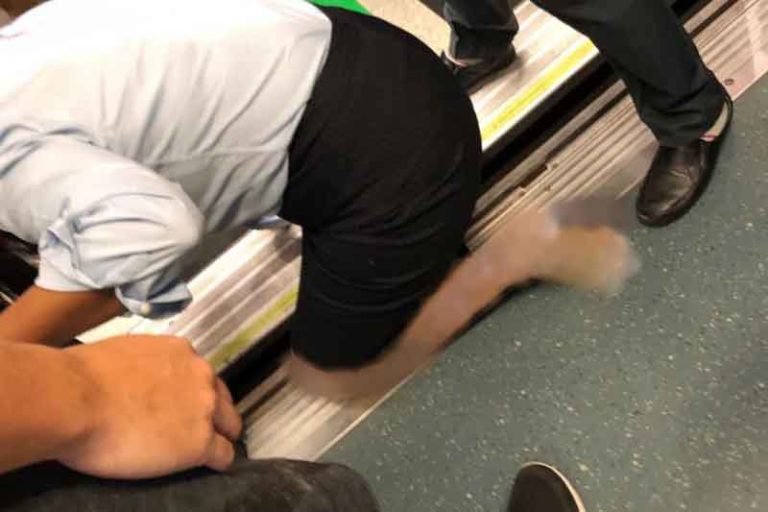 Akibat Didorong Penumpang Lain, Kaki Wanita Ini Terperosok di Celah Peron Stasiun MRT