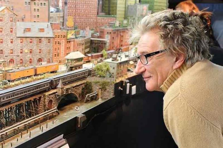 Miniatur “Grand Central Station” Dirusak, Rod Stewart Berikan Donasi 10 Ribu Poundsterling