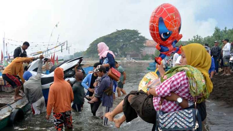 Pelabuhan Jangkar Situbondo, Kondang Berkat Keberadaan Ojek Gendong!