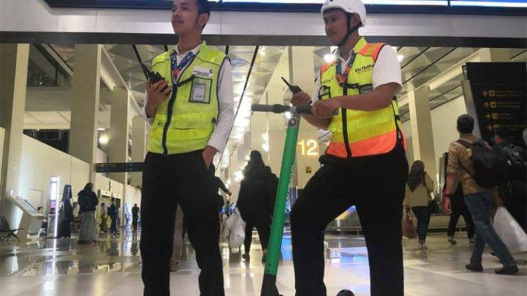 Lagi di Uji Coba, Skuter Listrik Grab Bakal Meluncur di Terminal 3 Bandara Soekarno-Hatta
