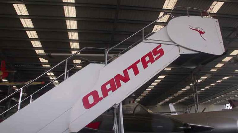 Jatuh dari Tangga Pesawat, Eks Pramugari Qantas Tuntut Rp4,5 Miliar untuk Cidera Permanen Jatuh dari Tangga Pesawat, Eks Pramugari Qantas Tuntut Rp4,5 Miliar untuk Cidera Permanen