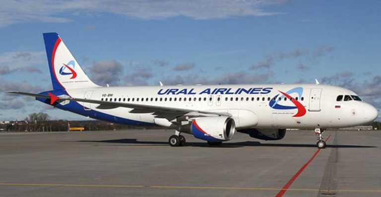 [Video] Diduga Kelebihan Muatan, Enam Penumpang Ural Airlines Jatuh dari Tangga Pesawat