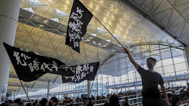 Kenapa Demonstran Hong Kong Geruduk Bandara? Ini Dia Alasannya!